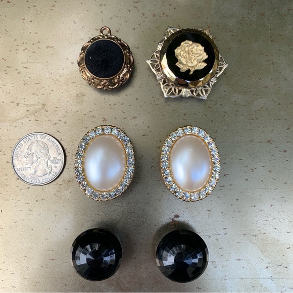 Set Gold Rhinestone Pearl Upcycled Repurpose Vintage Jewelry Refrigerator Magnet - Picture 3 of 6